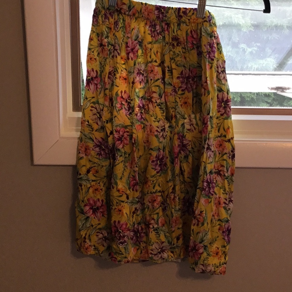 Floral knee length skirt. No flaws! Can be women’s xxs
